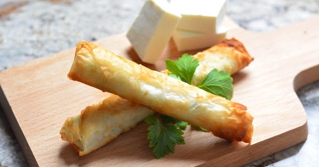 رقائق الجبنة المقرمشة... مقبلات ذهبية على مائدة الإفطار